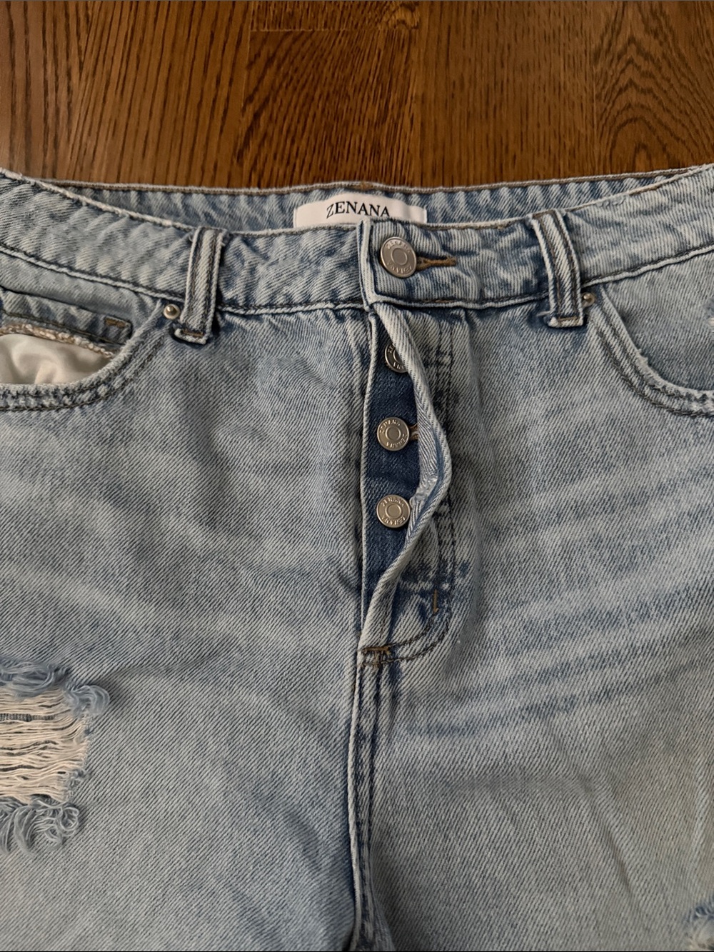 Zenana Outfitters Light Wash Distressed Denim Shorts medium - Picture 5 of 9